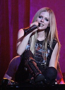 230px-avril_lavigne_on_piano-_italy_-crop-.jpg